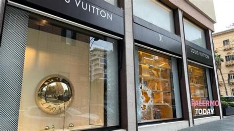 Furto con spaccata nella notte da Louis Vuitton, 